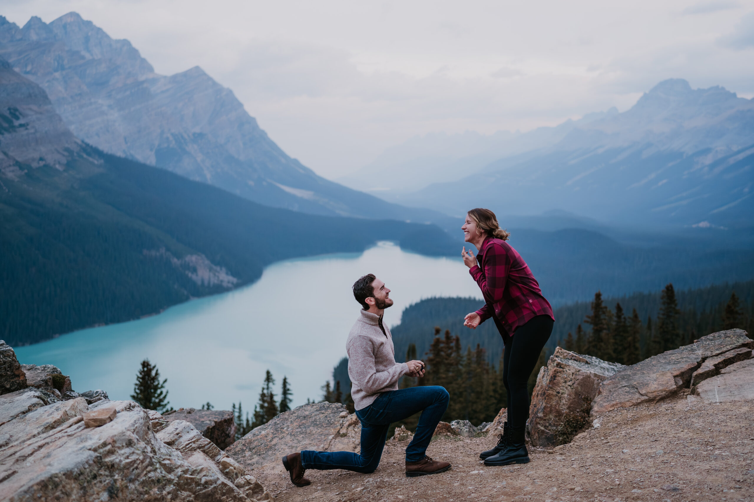 man proposes to girlfriend in banff national park